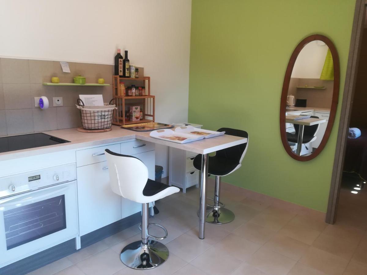 Appartement Avec Jacuzzi Hammam Sauna Privatise Au Rez De Chaussee Ds Maison A Voglans A 2 Kilometres Du Lac Du Bourget En Savoie Entre Chambery Et Aix Les Bains Cure Thermale Δωμάτιο φωτογραφία